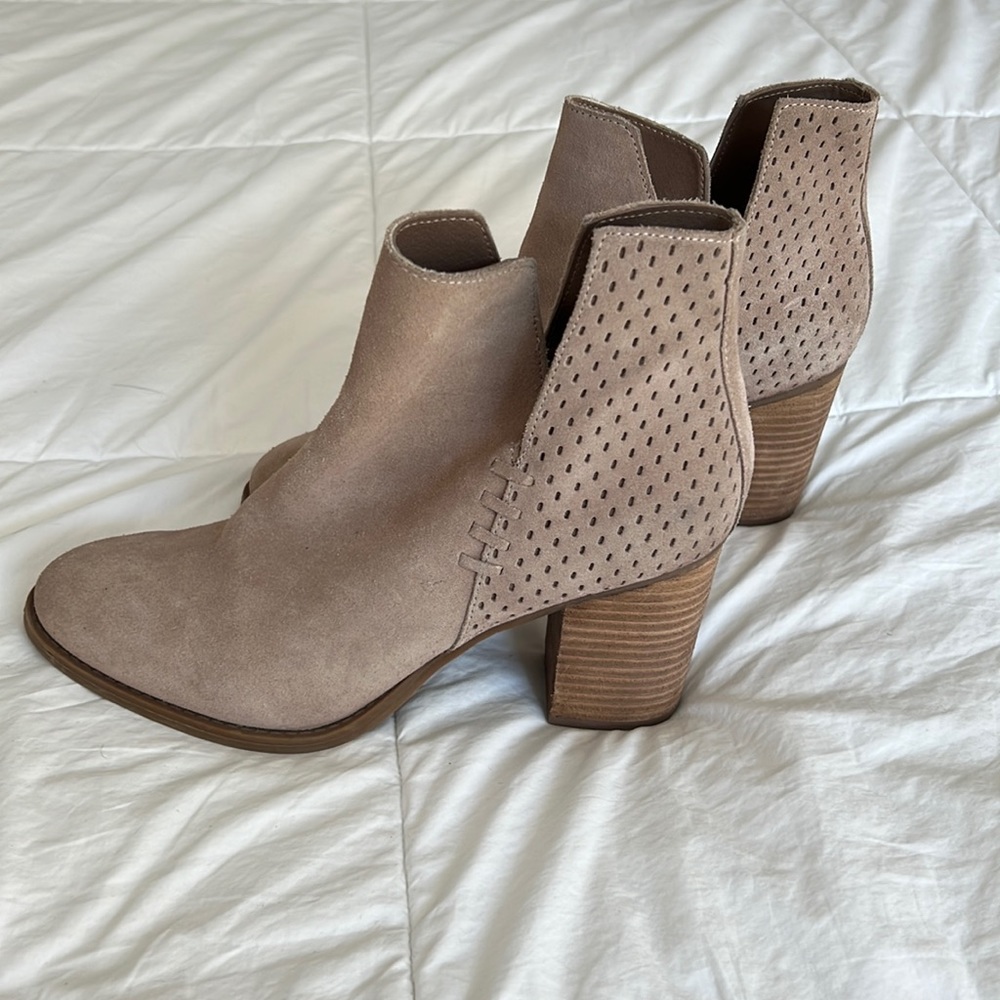 Steve Madden Shepp Beige Block Heel Perforated Ankle Boots - Picture 1 of 7